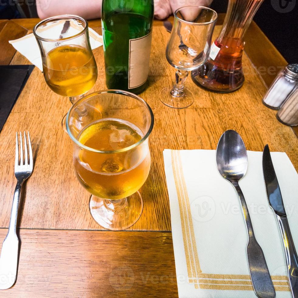 Lokaler Apfelwein auf dem Tisch im Restaurant foto