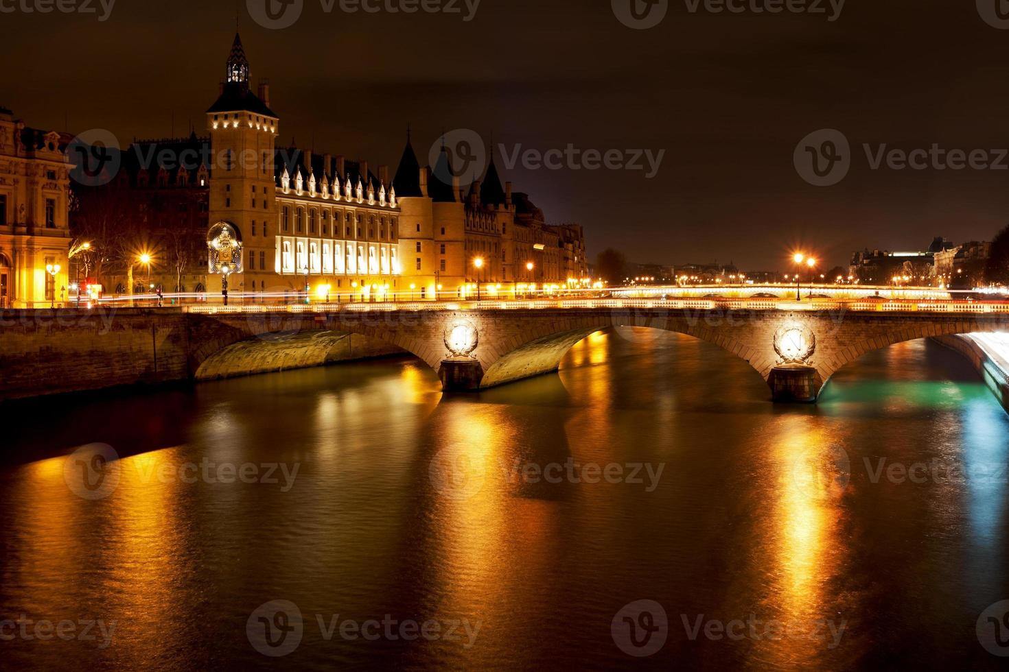 Nachtpanorama der Seine in Paris foto