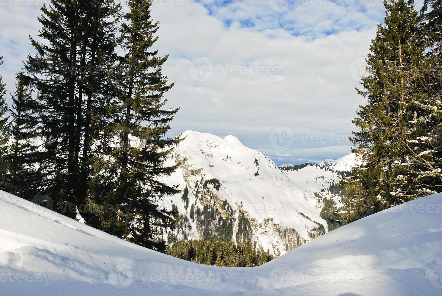 Blick auf die Schneeberge in der Region Portes du Soleil foto