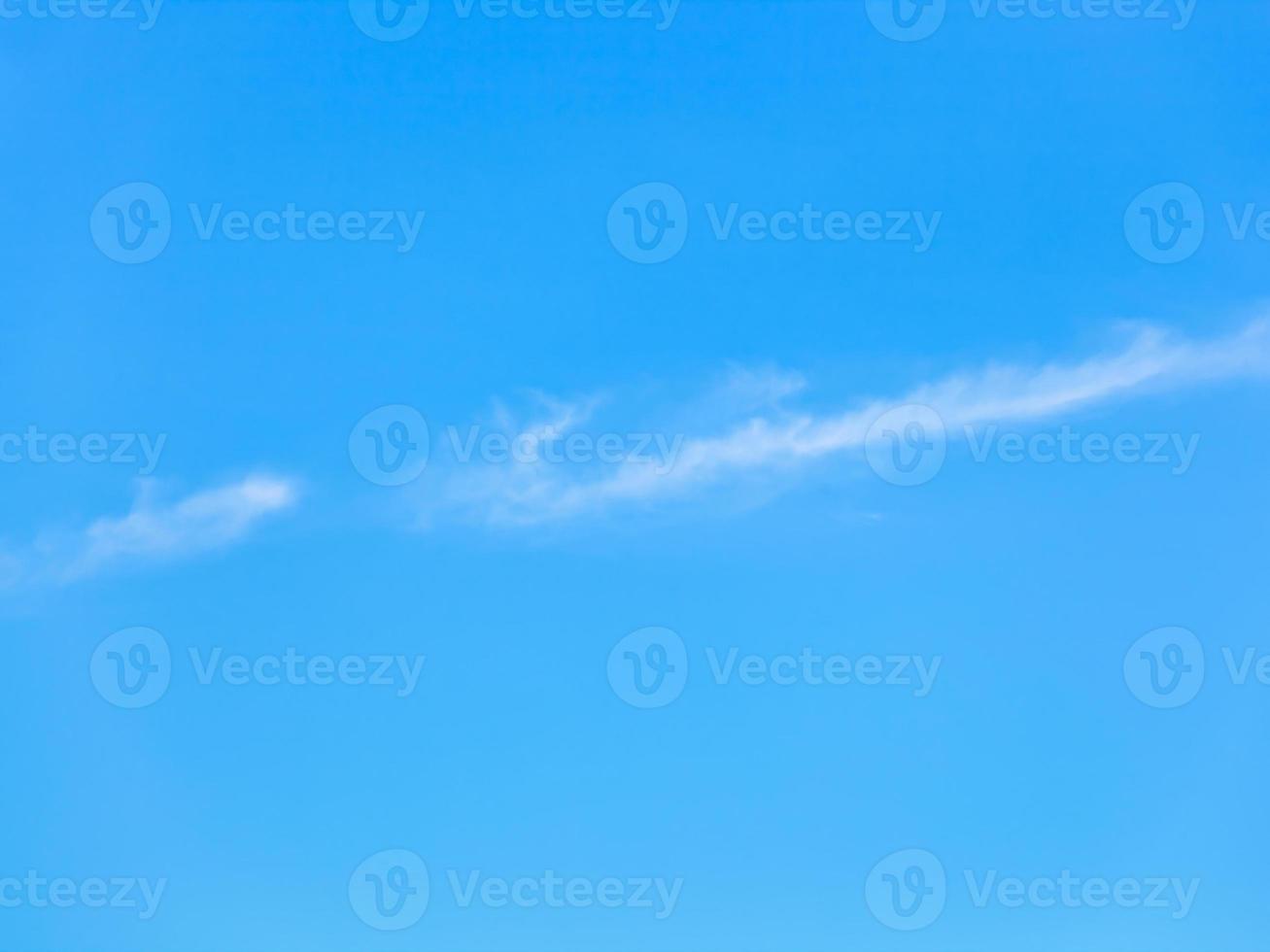 klarer blauer Himmel mit schmalen weißen Wolken foto