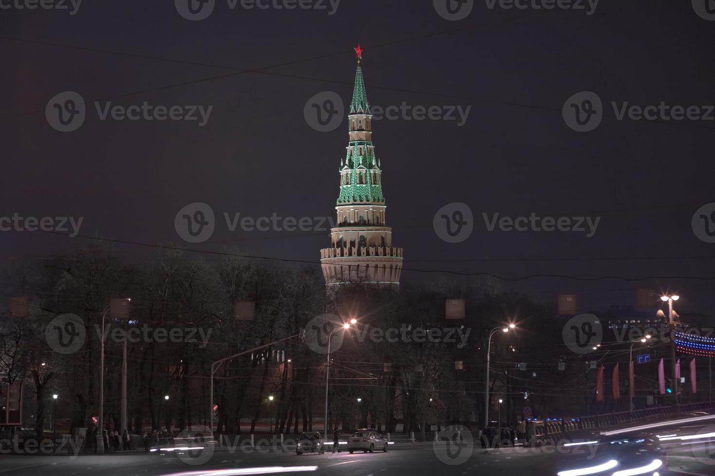 vodovzvodnaya turm des moskauer kremls bei nacht foto