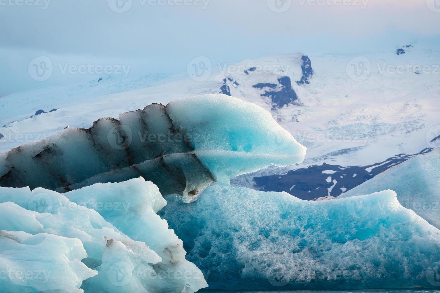 blauer eisberg, der auf gletscherlagune in jokulsarlon, vatnajökull-nationalpark, island schwimmt foto