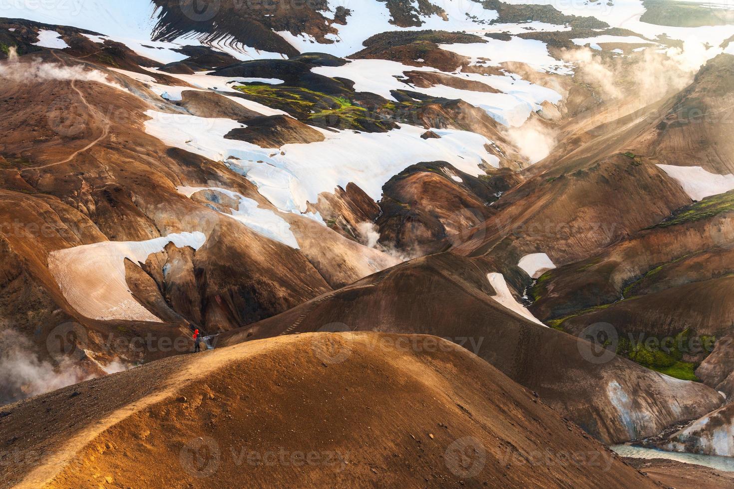 landschaft der kerlingarfjoll-bergkette im geothermalgebiet und hveradalir-pfad im zentralisländischen hochland im sommer auf island foto