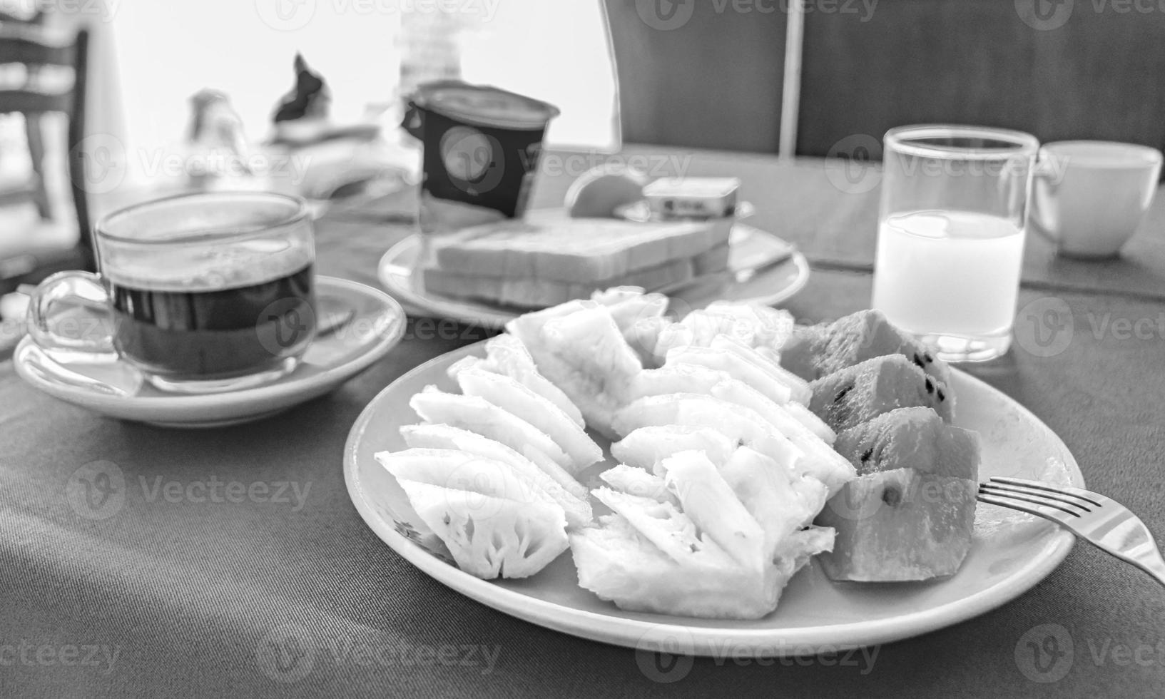 frisches frühstück ananas wassermelone orangensaft toast phuket thailand. foto