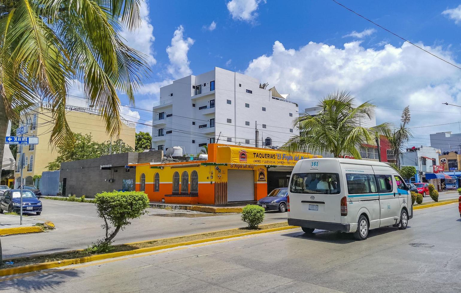 playa del carmen quintana roo mexiko 2022 typische straße und stadtbild von playa del carmen mexiko. foto