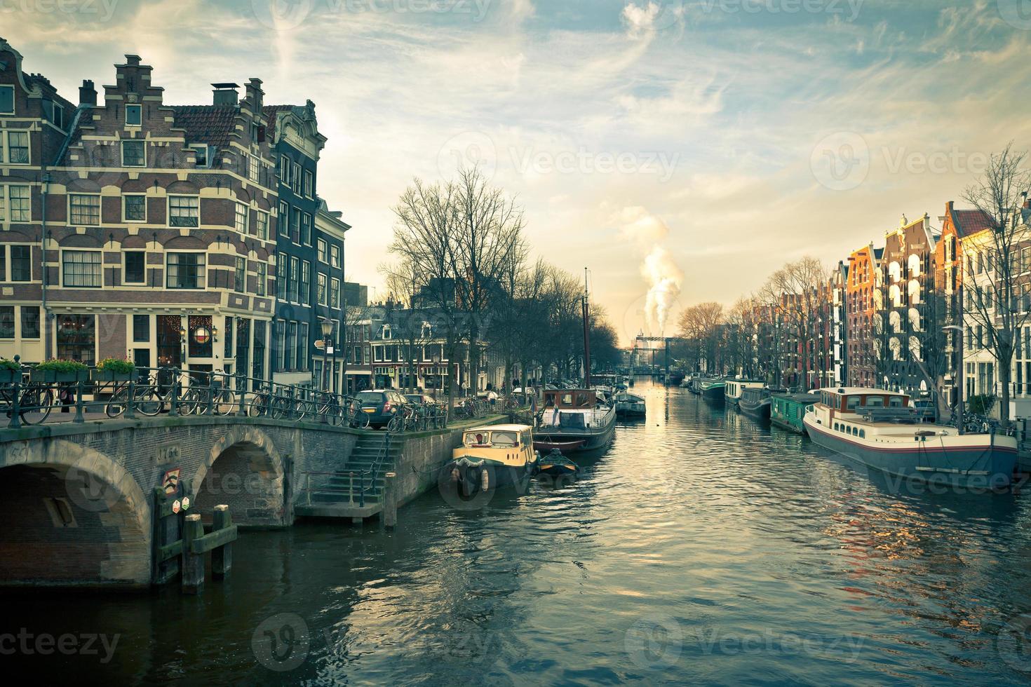 Straßenansicht des Amsterdamer Kanals foto