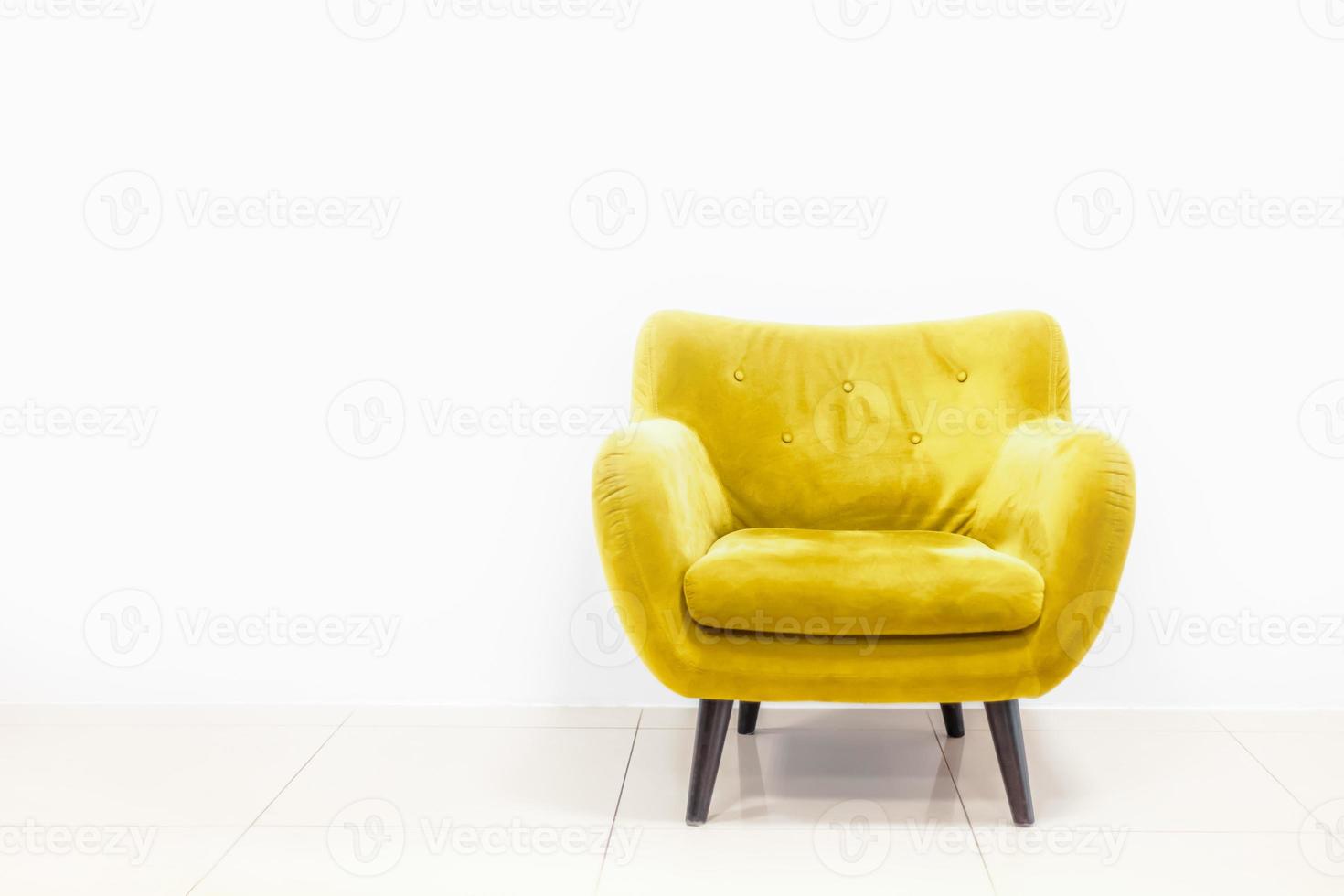 minimalistisches Wohnkonzept mit gelbem Sofa foto