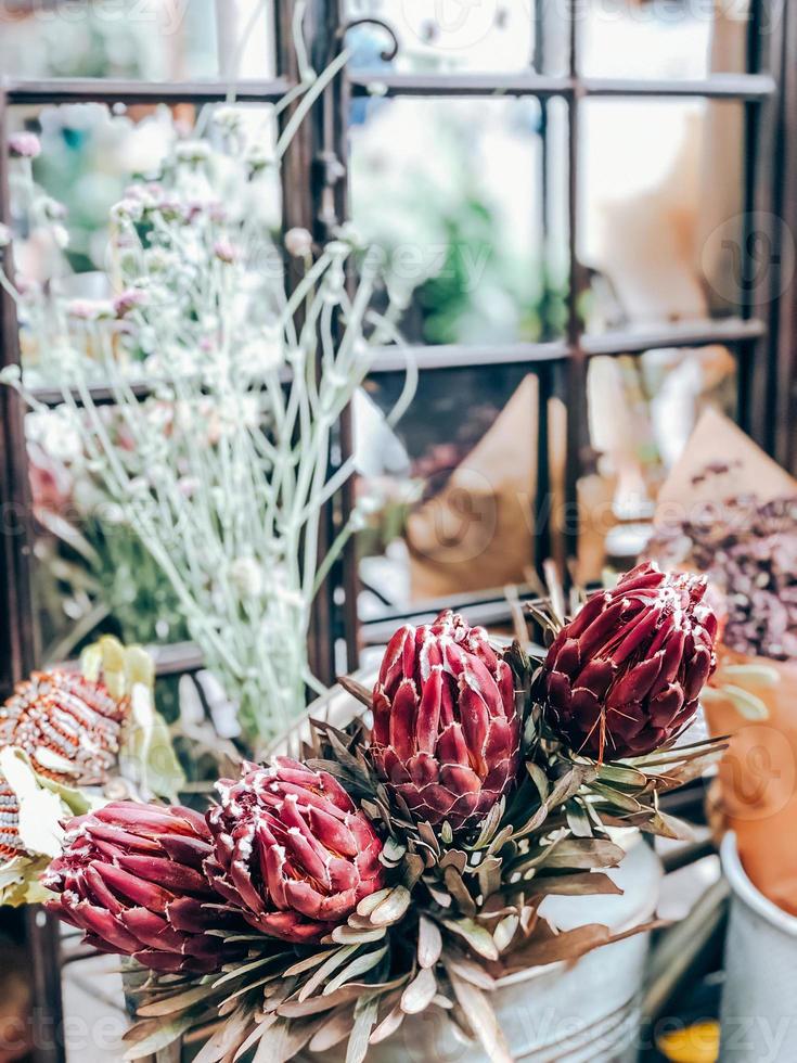 Protea Blumen und Pflanzen im kleinen Blumenladen foto