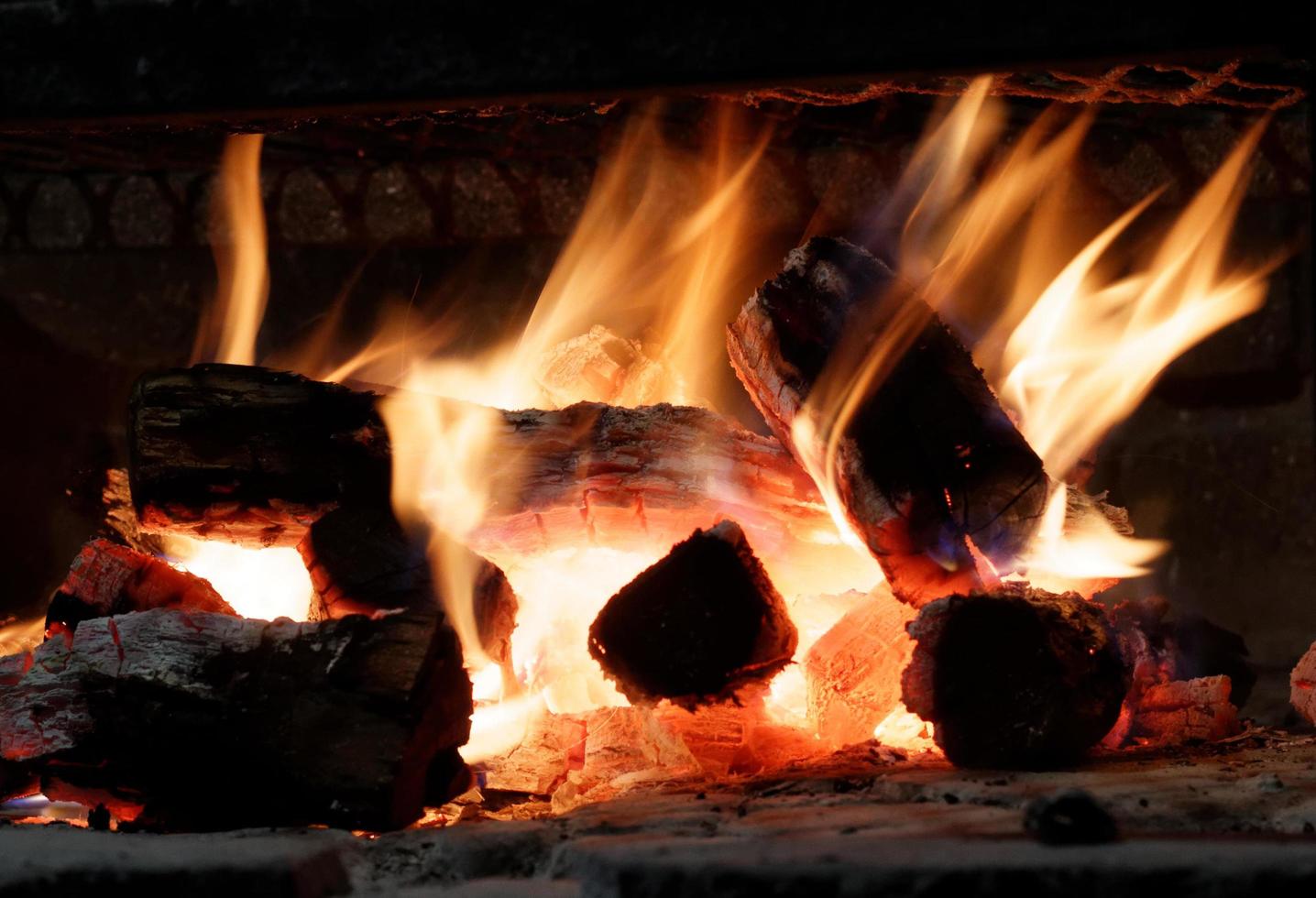 brennendes Holzfeuer foto