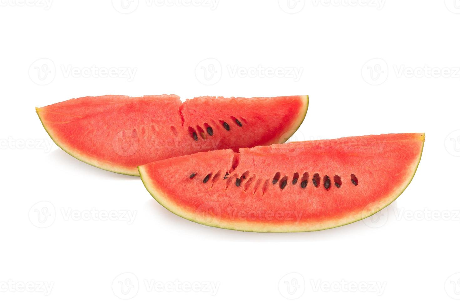 in Scheiben geschnittene reife Wassermelone isoliert auf weißem Hintergrund foto