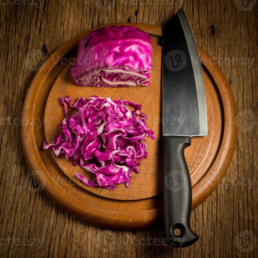 Rotkohl geschnittene Scheibe mit Küchenmesser auf Schneidebrett Holz. auf  Küchenholz 11699756 Stock-Photo bei Vecteezy
