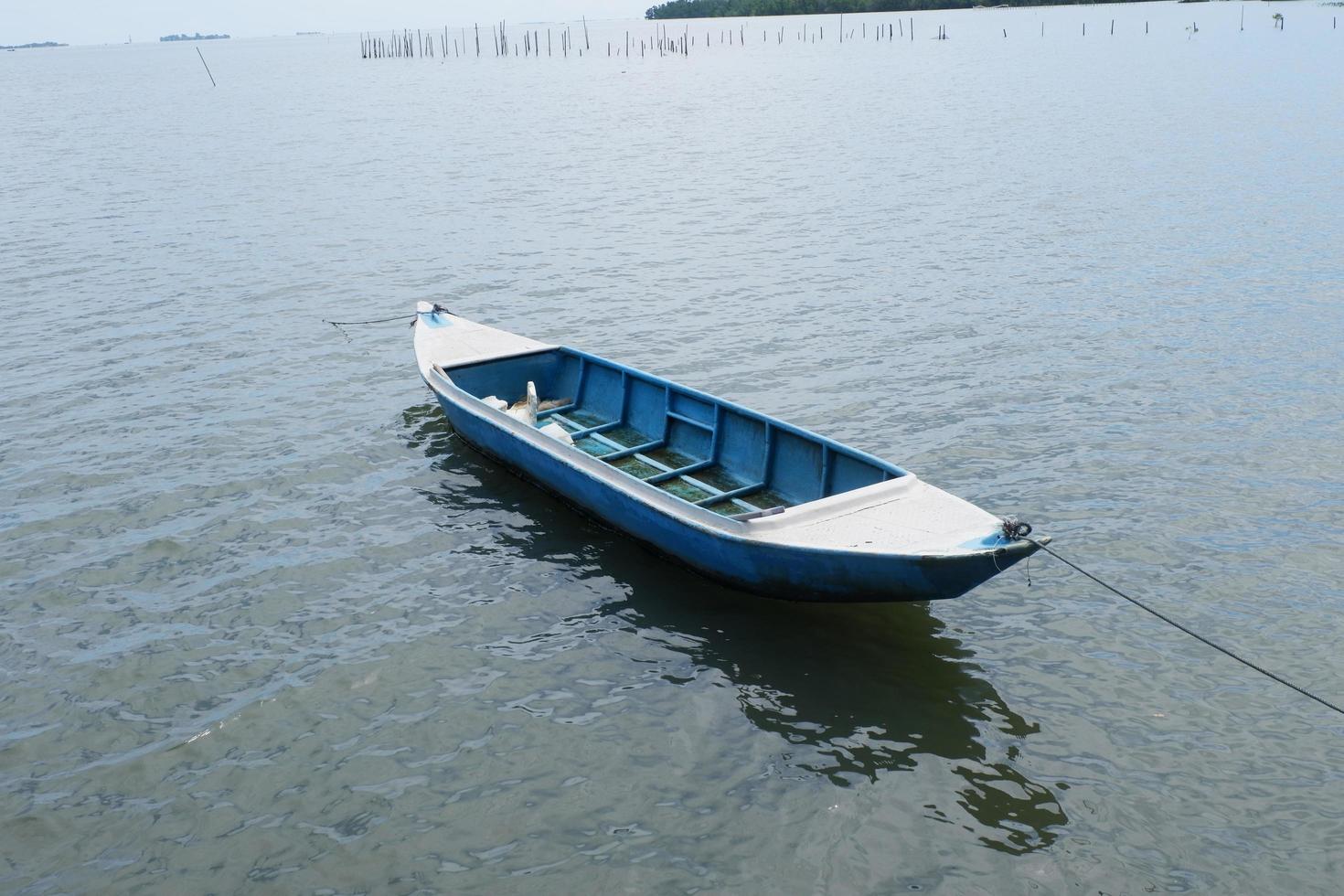 pangkajene und kepulauan, südsulawesi, indonesien - 14. mai 2022, leeres boot liegt mitten im meer foto