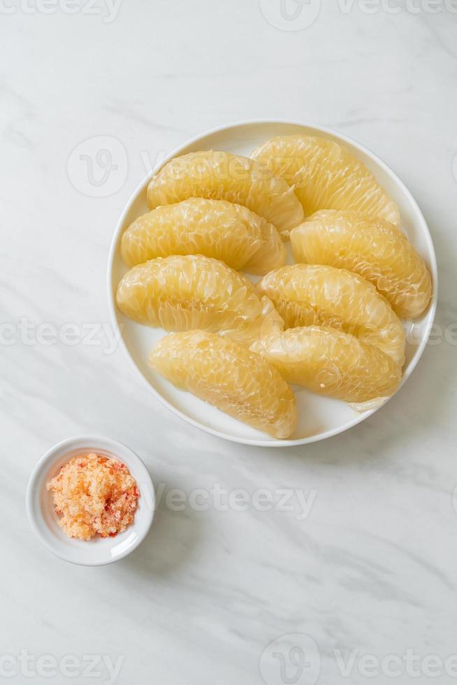 frisch geschälte Pomelo, Grapefruit oder Shaddock foto