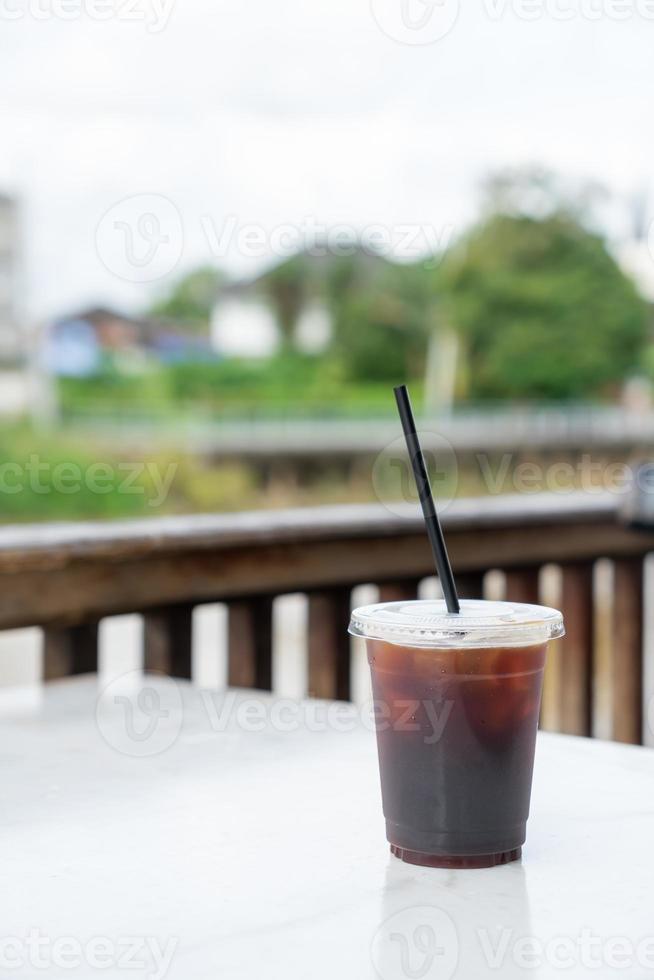 Americano-Kaffee oder langer schwarzer Kaffee im Glas foto