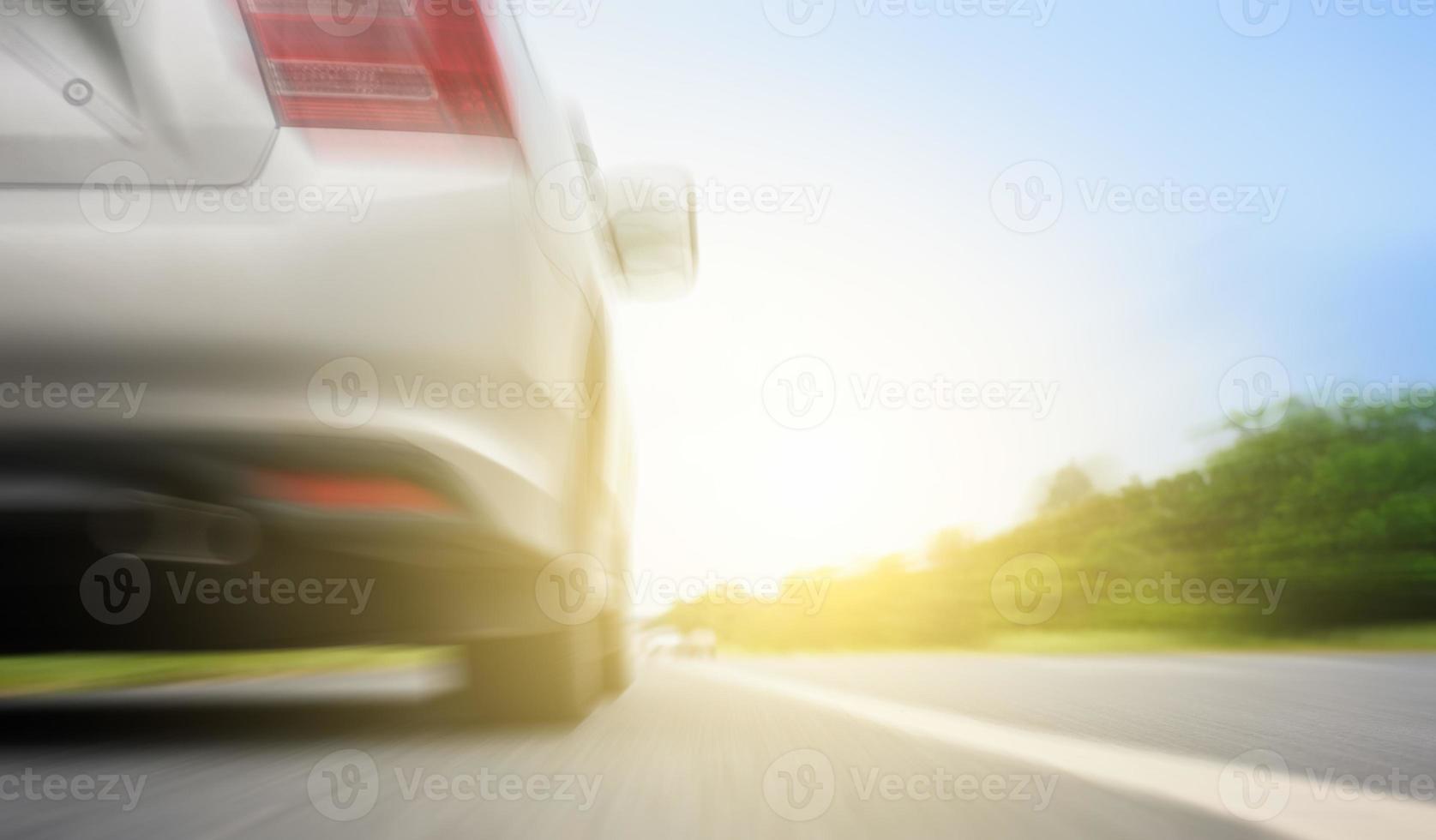 Nahaufnahme der Rückseite des silbernen Autos und Licht auf der Straße foto