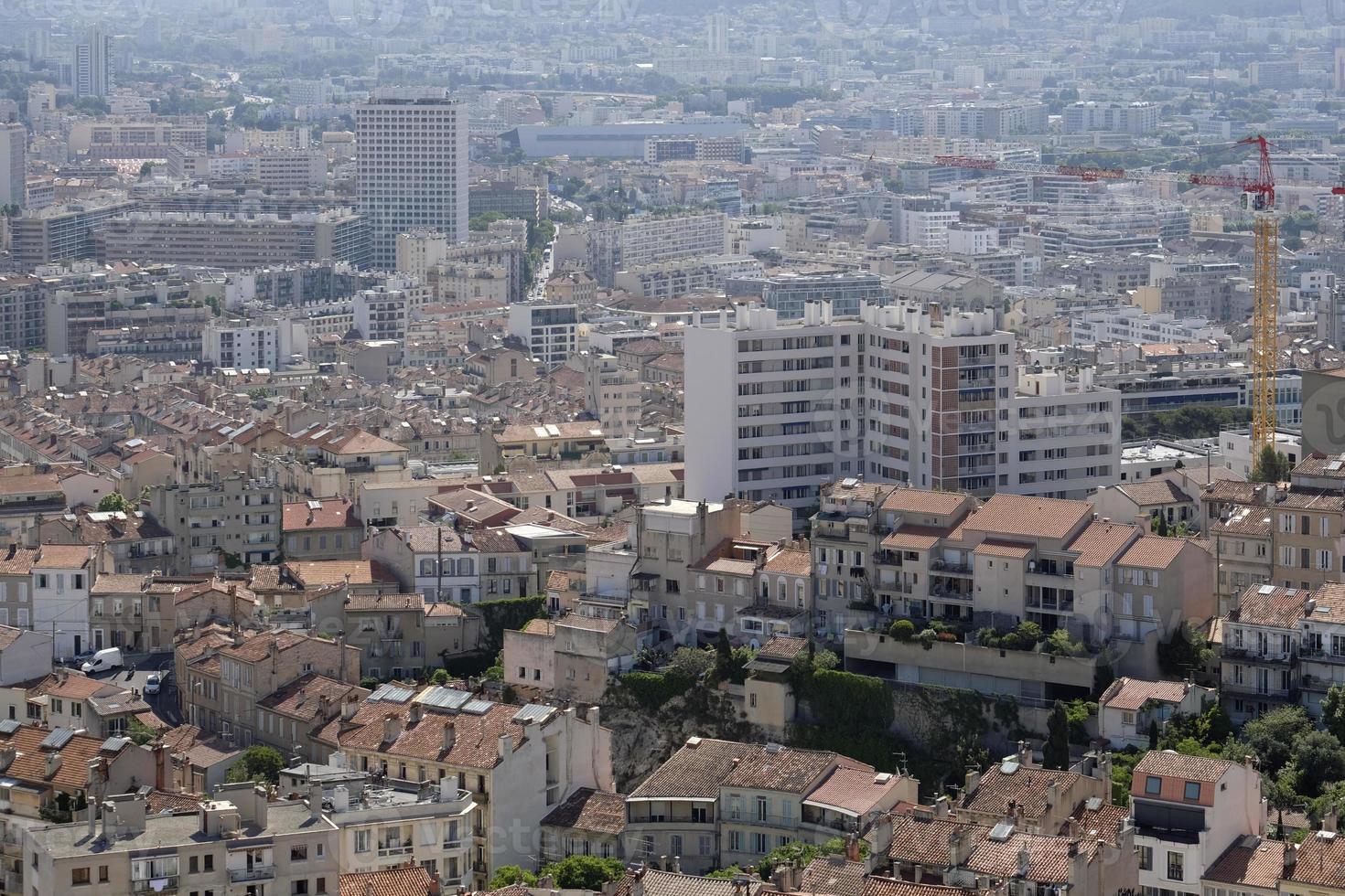 Blick über die Stadt Marseille von einem Hügel mit Lichtverschmutzung in der Luft foto