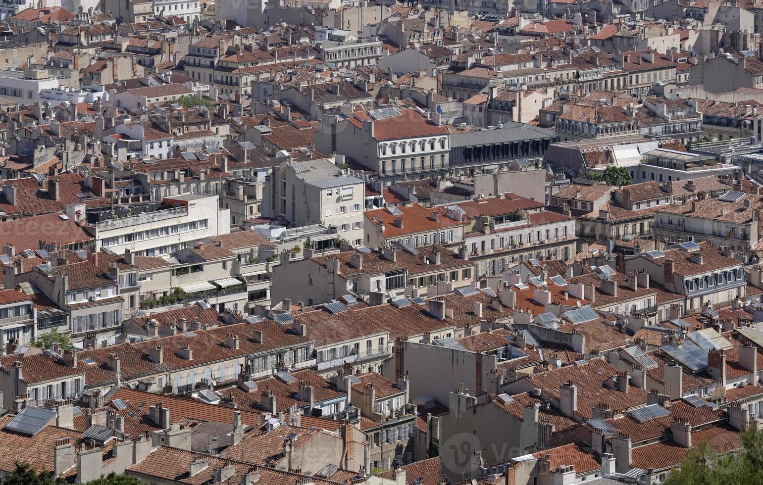 Blick über die Stadt Marseille von einem Hügel mit Lichtverschmutzung in der Luft foto