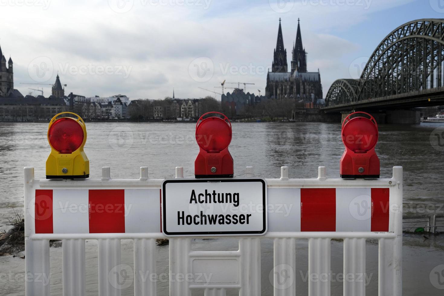 Extremwetter - Warnschild in deutscher Sprache am Eingang zu einer überfluteten Fußgängerzone in Köln, Deutschland foto