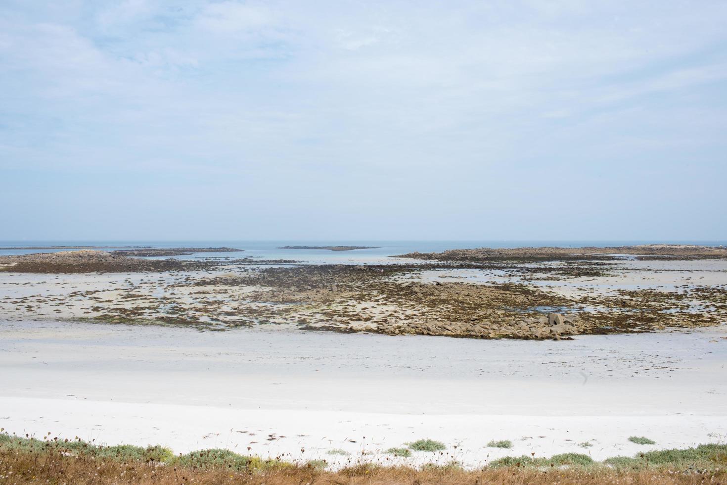 schöne Bucht mit bewölktem Himmel. Batz-Insel, Frankreich foto