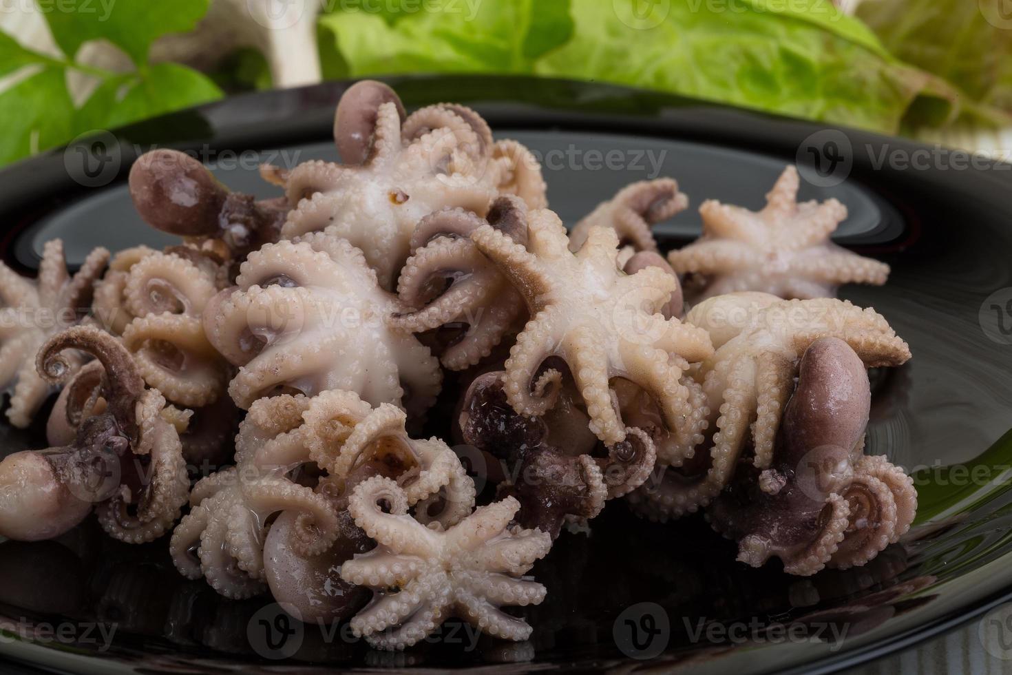 gekochter Oktopus auf dem Teller und Holzhintergrund foto