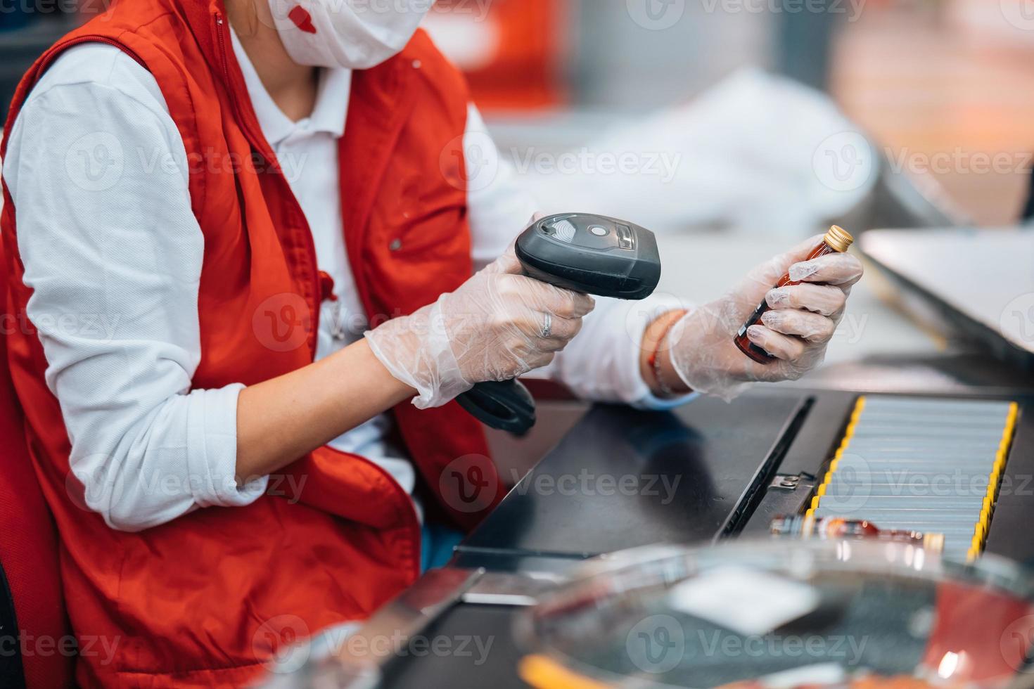 Eine Frau liest den Barcode an der Kasse im Supermarkt foto