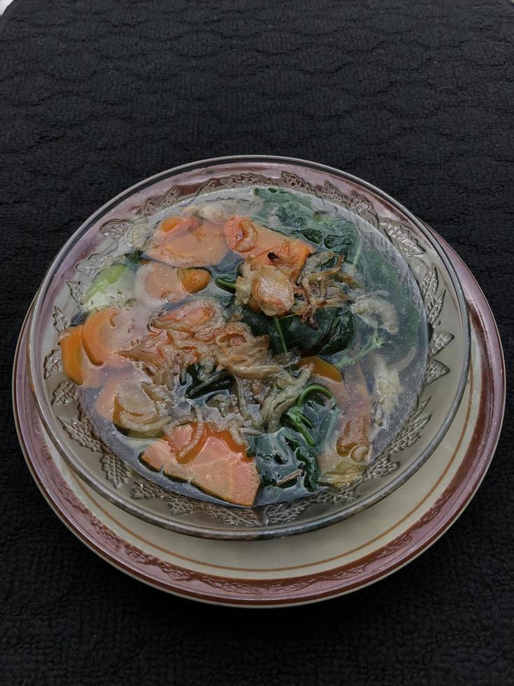 Gemüsesuppe auf dunklem Hintergrund foto