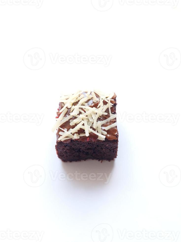 Brownie mit geriebenem Käse auf weißem Hintergrund backen foto