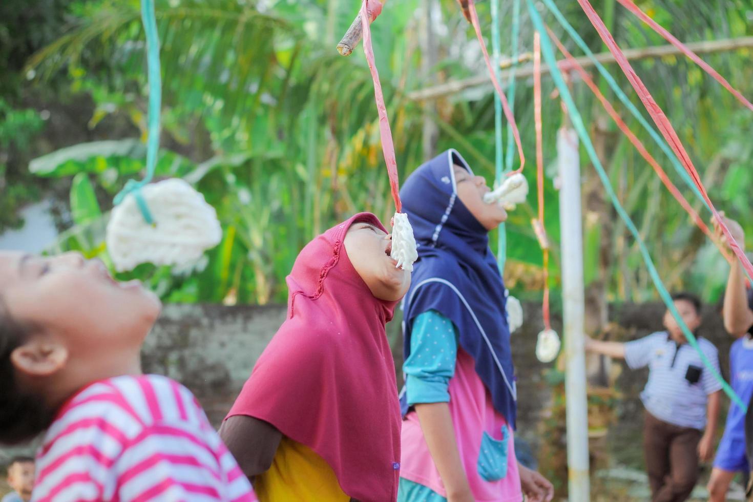 magetan, indonesien. 17. august 2022. indonesische kinder freuen sich, indonesiens unabhängigkeitstag mit der teilnahme an einem wettbewerb zu feiern. foto