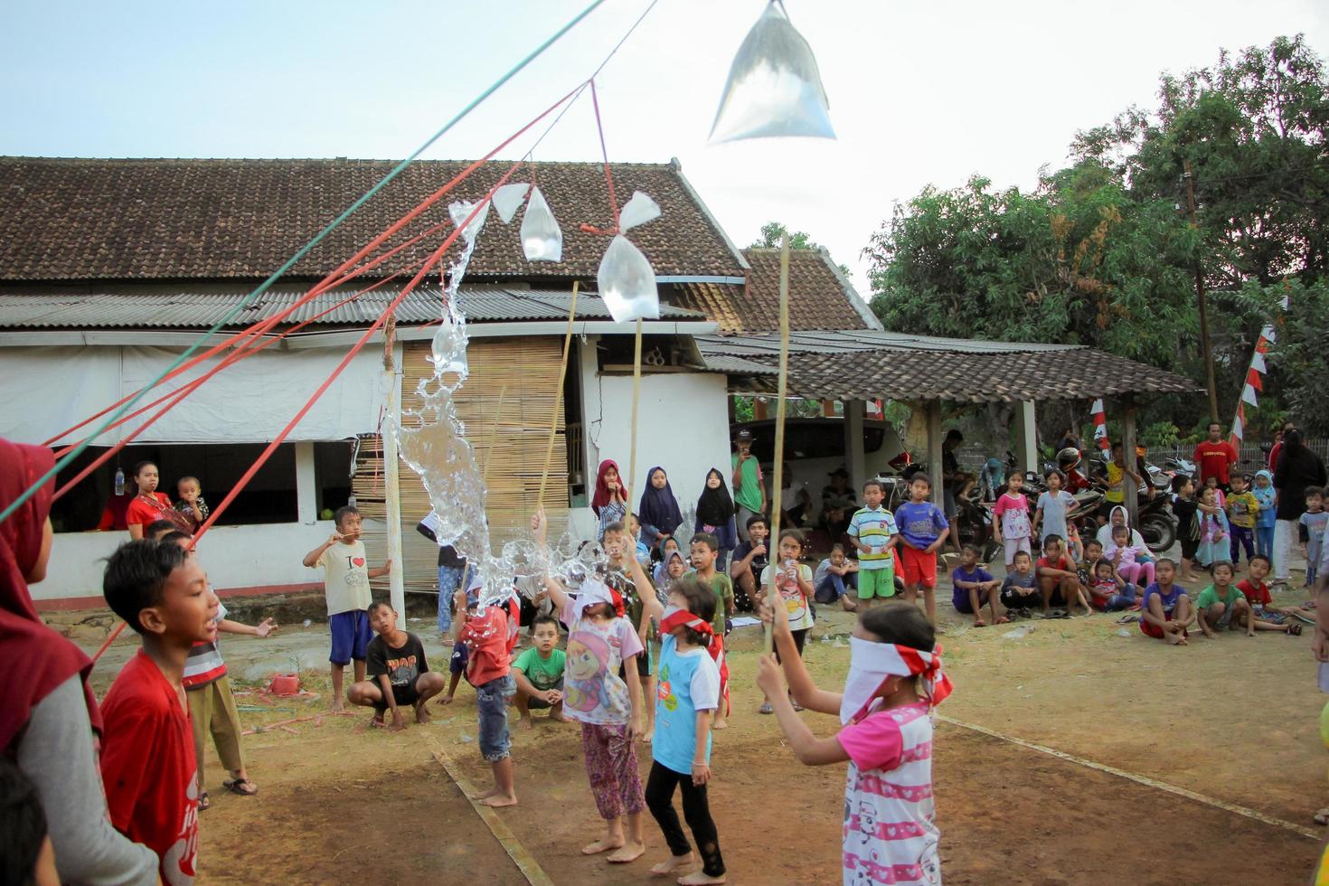 magetan, indonesien. 17. august 2022. indonesische kinder freuen sich, indonesiens unabhängigkeitstag mit der teilnahme an einem wettbewerb zu feiern. foto