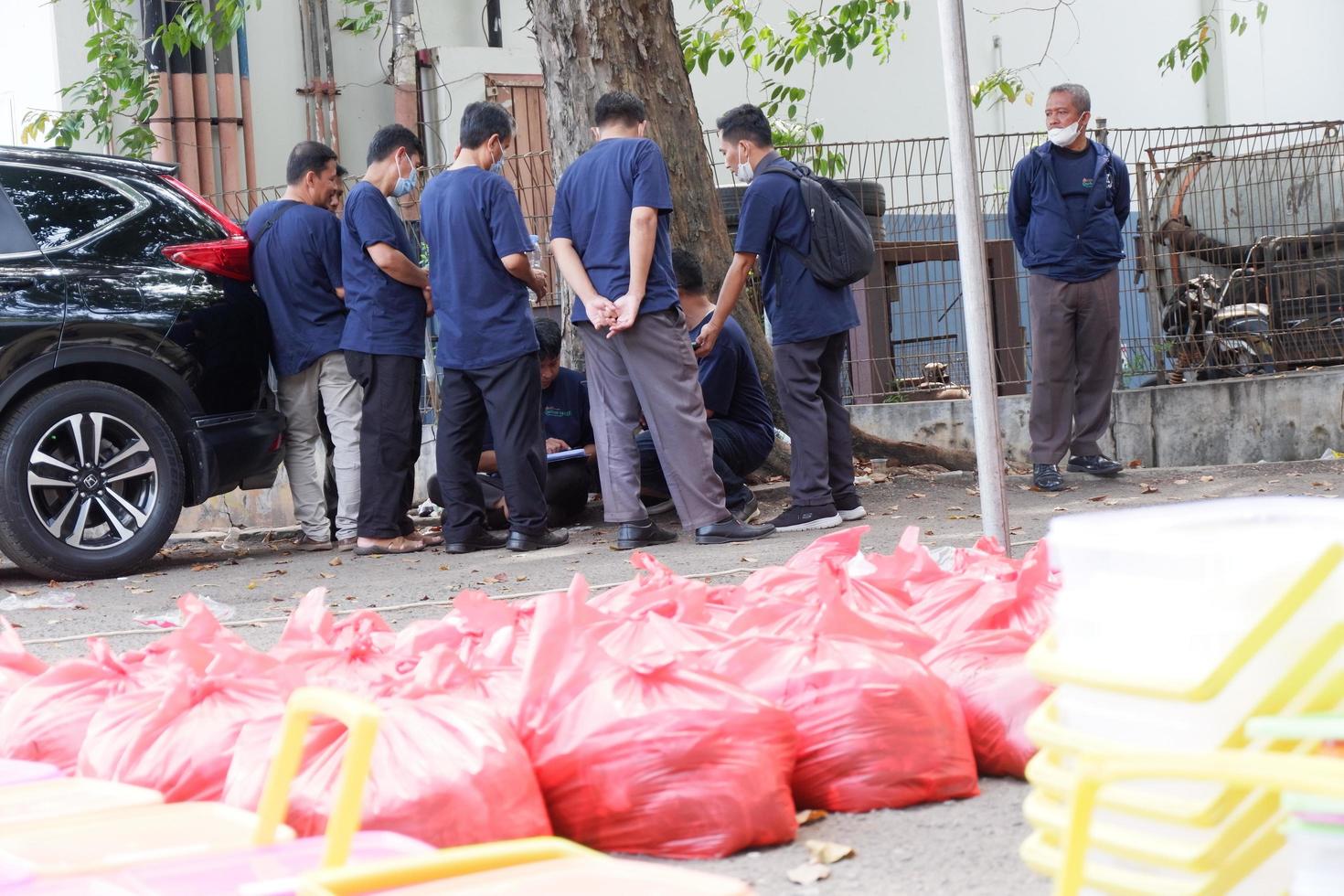 bogor, indonesien - 10. juli 2022, menschen versammeln sich in der nähe des baums und tragen marineblaue kleidung foto