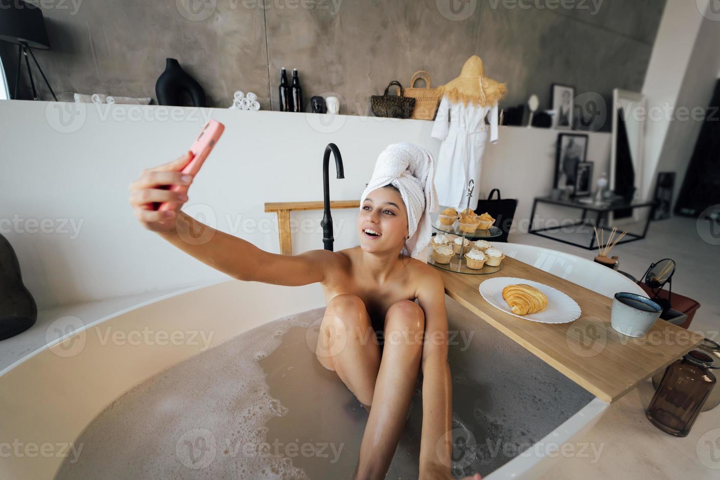 Brünette macht ihr sexy Foto beim Baden