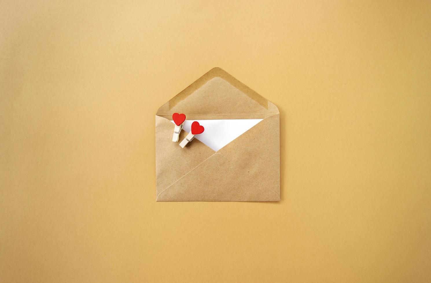 Ein brauner Umschlag mit roten Herzen darin für den Valentinstag foto