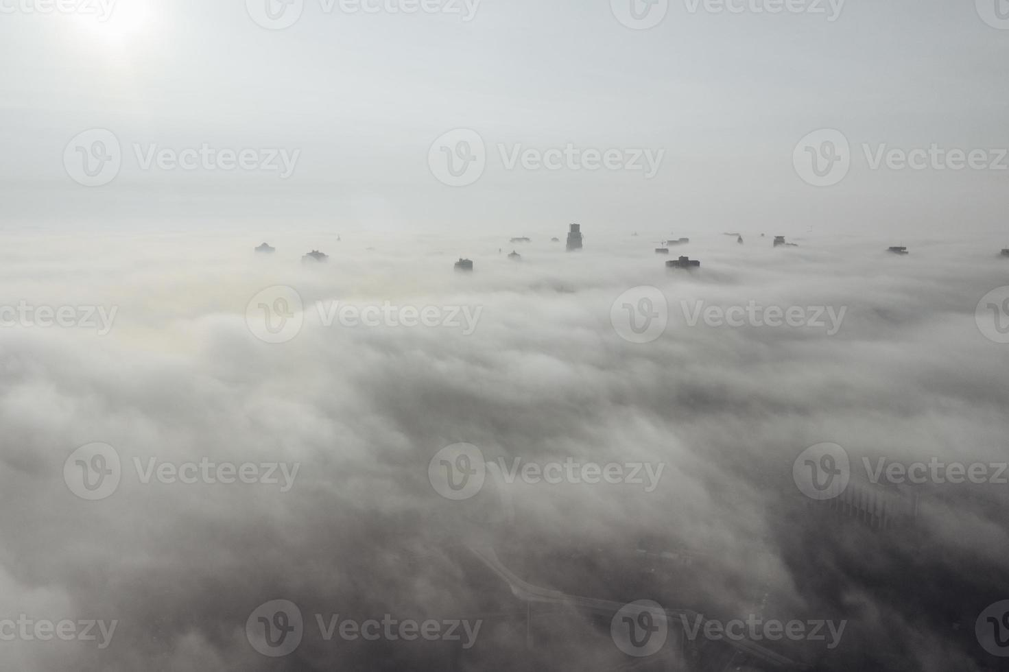 Luftaufnahme der Stadt im Nebel. Wolkenkratzer über dem Nebel foto
