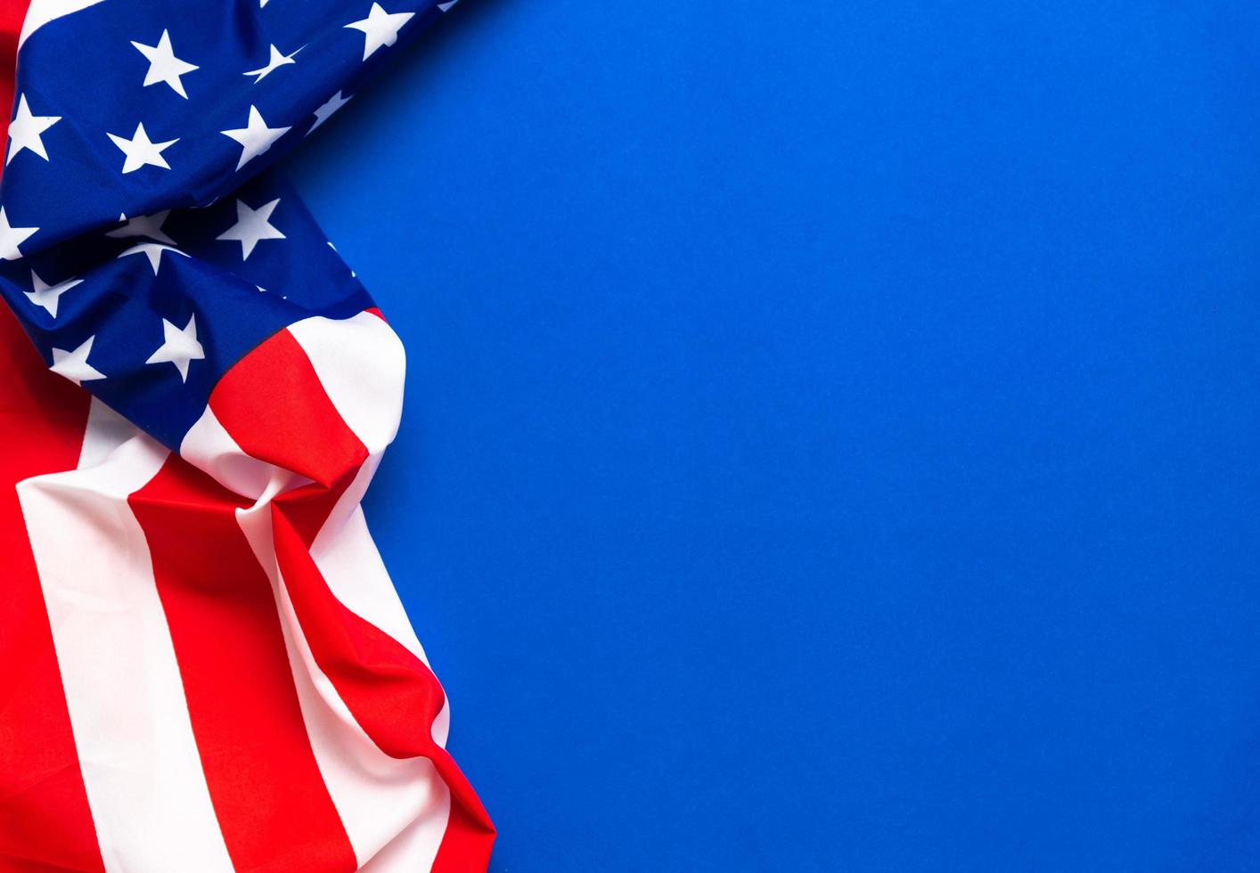 amerikanische flagge auf blauem hintergrund zum gedenktag, 4. juli, arbeitstag foto