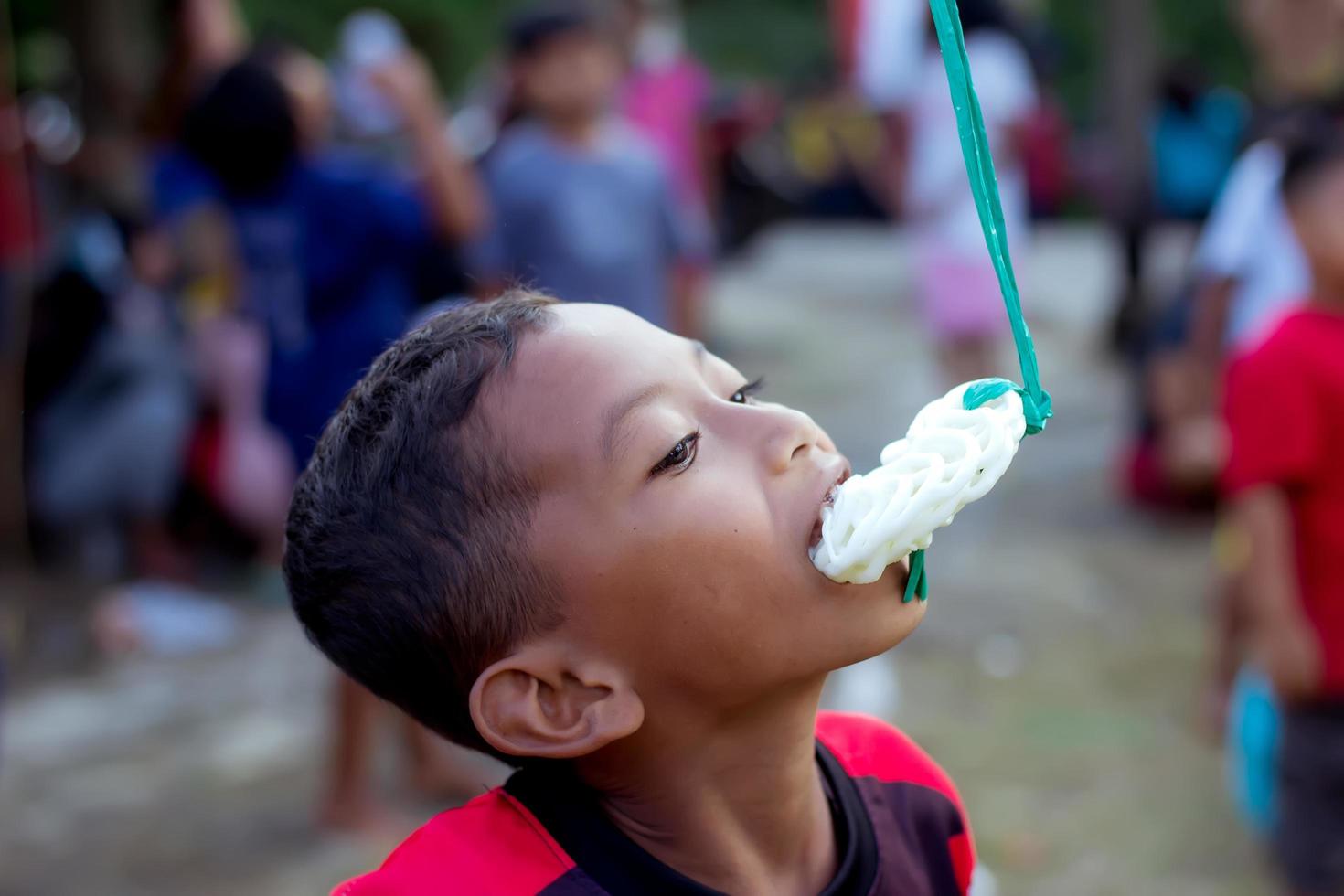 magetan, indonesien. 17. august 2022. indonesische kinder freuen sich, indonesiens unabhängigkeitstag mit der teilnahme an einem wettbewerb zu feiern. foto