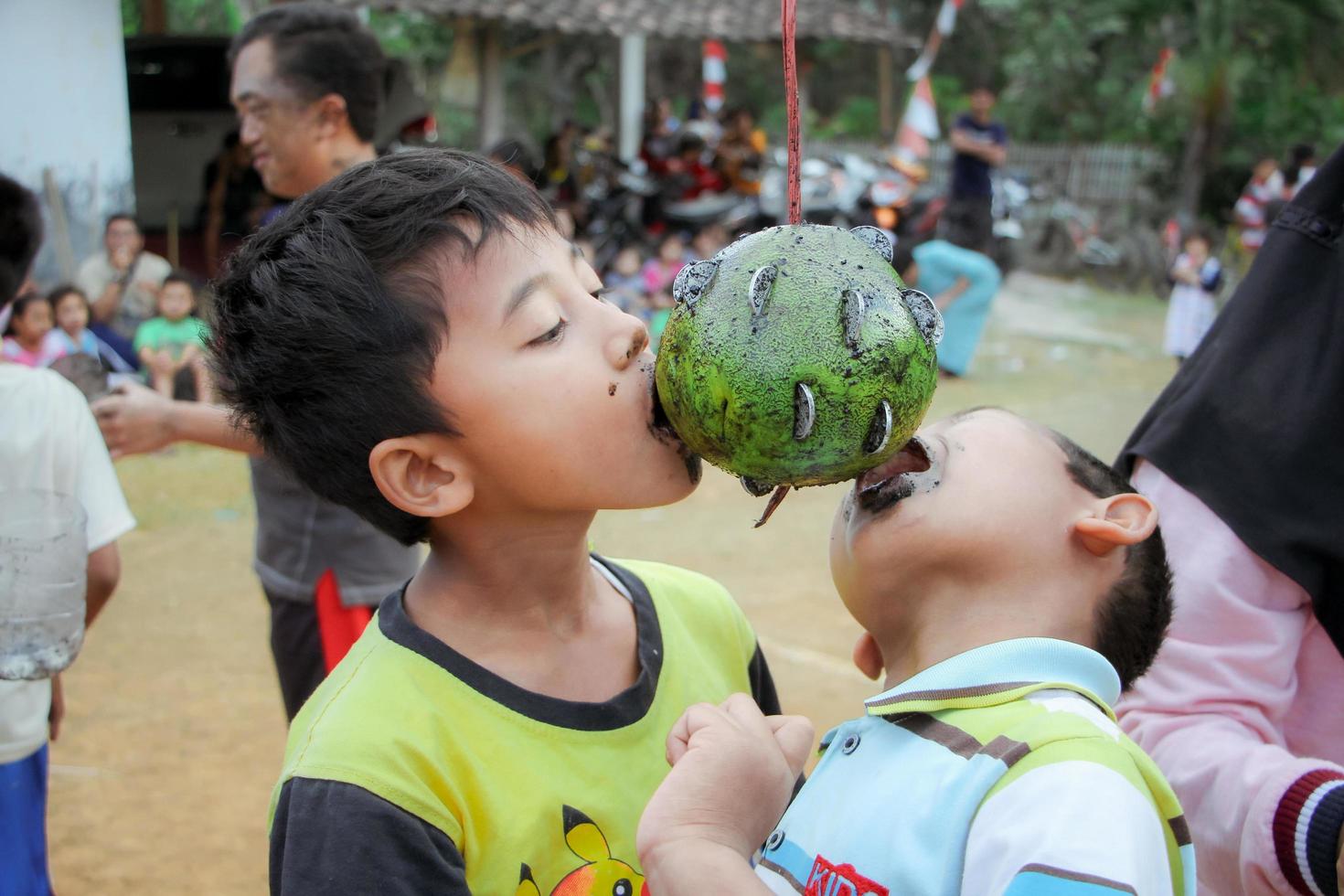 magetan, indonesien. 17. august 2022. indonesische kinder freuen sich, indonesiens unabhängigkeitstag mit der teilnahme an einem wettbewerb zu feiern. foto