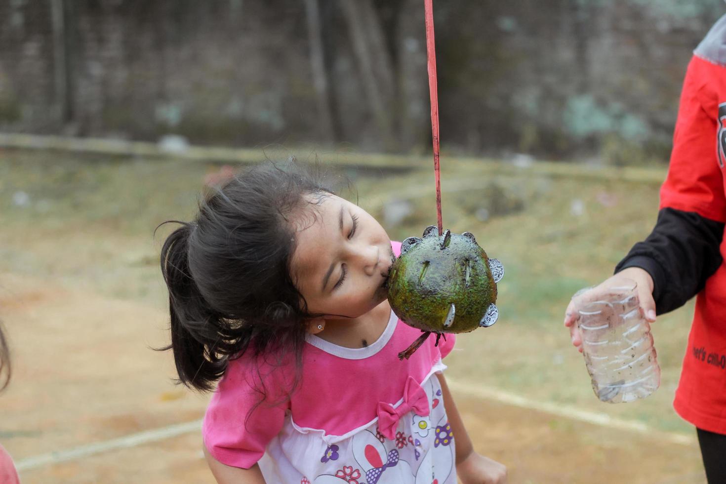 magetan, indonesien. 17. august 2022. indonesische kinder freuen sich, indonesiens unabhängigkeitstag mit der teilnahme an einem wettbewerb zu feiern. foto