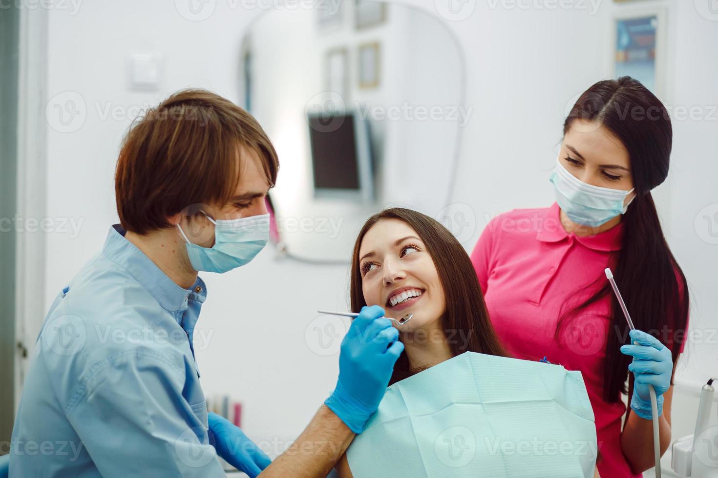 das Mädchen an der Rezeption beim Zahnarzt foto