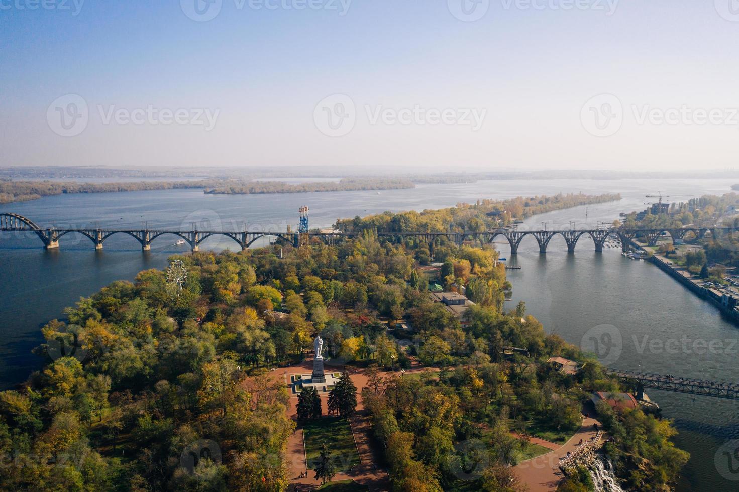 Blick über den Fluss Dnjepr in Kiew. Drohnenansicht aus der Luft. foto