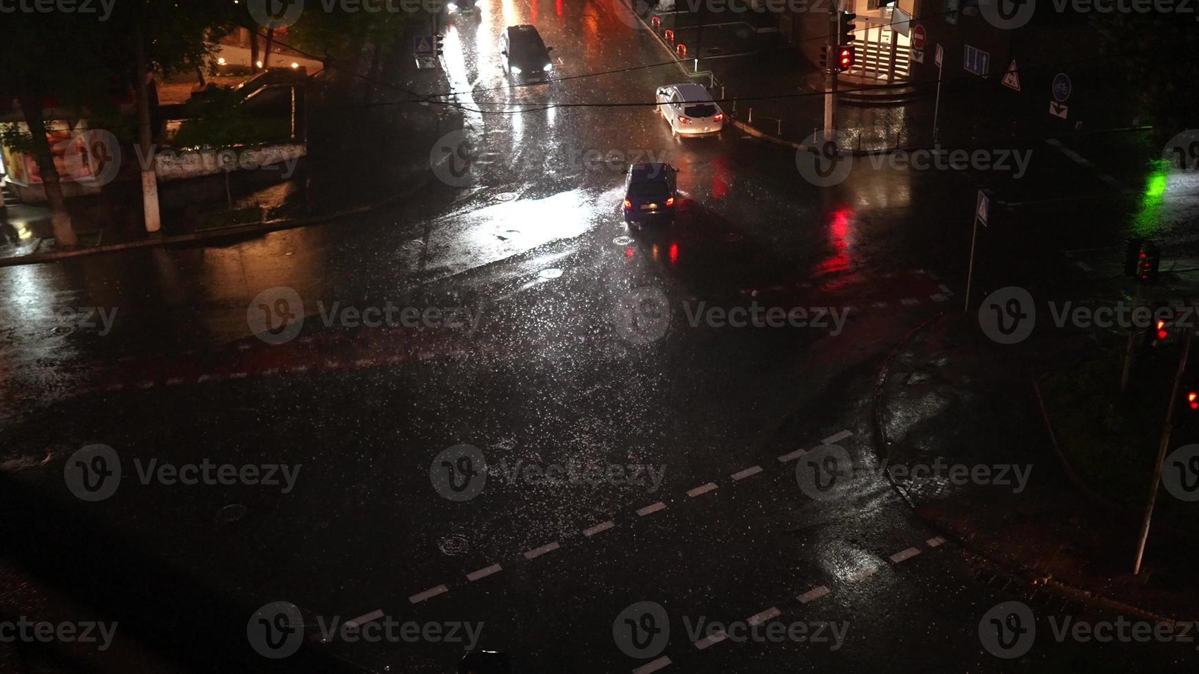 kiew, ukraine - 1. juni 2021 straßen von kiew bei nacht. starker Regen im Freien foto