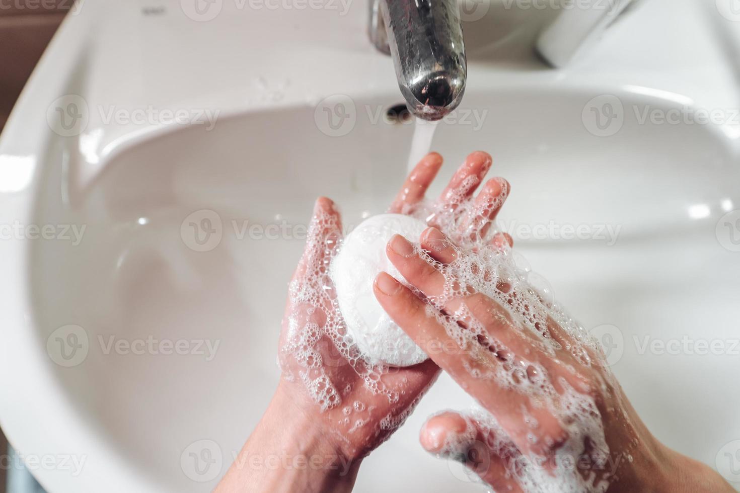 mann wäscht hände zum schutz vor dem coronavirus foto
