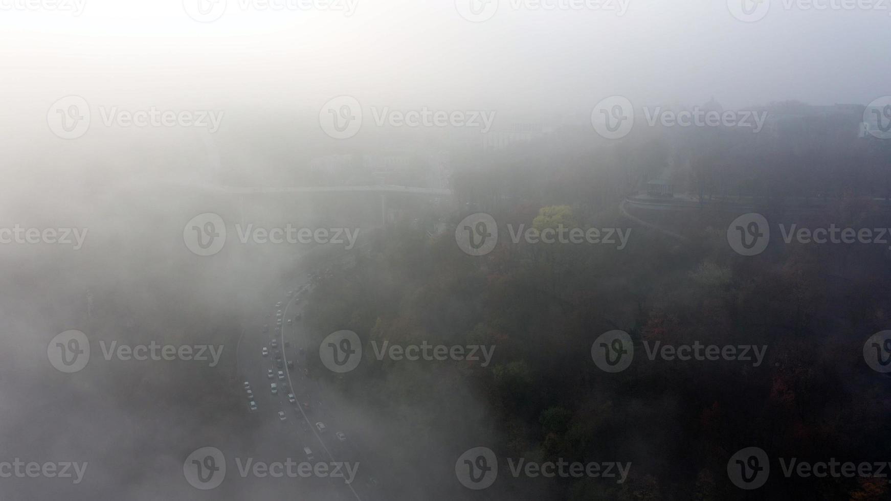 eine nebelverhangene Stadt. Stadtverkehr, Luftbild foto