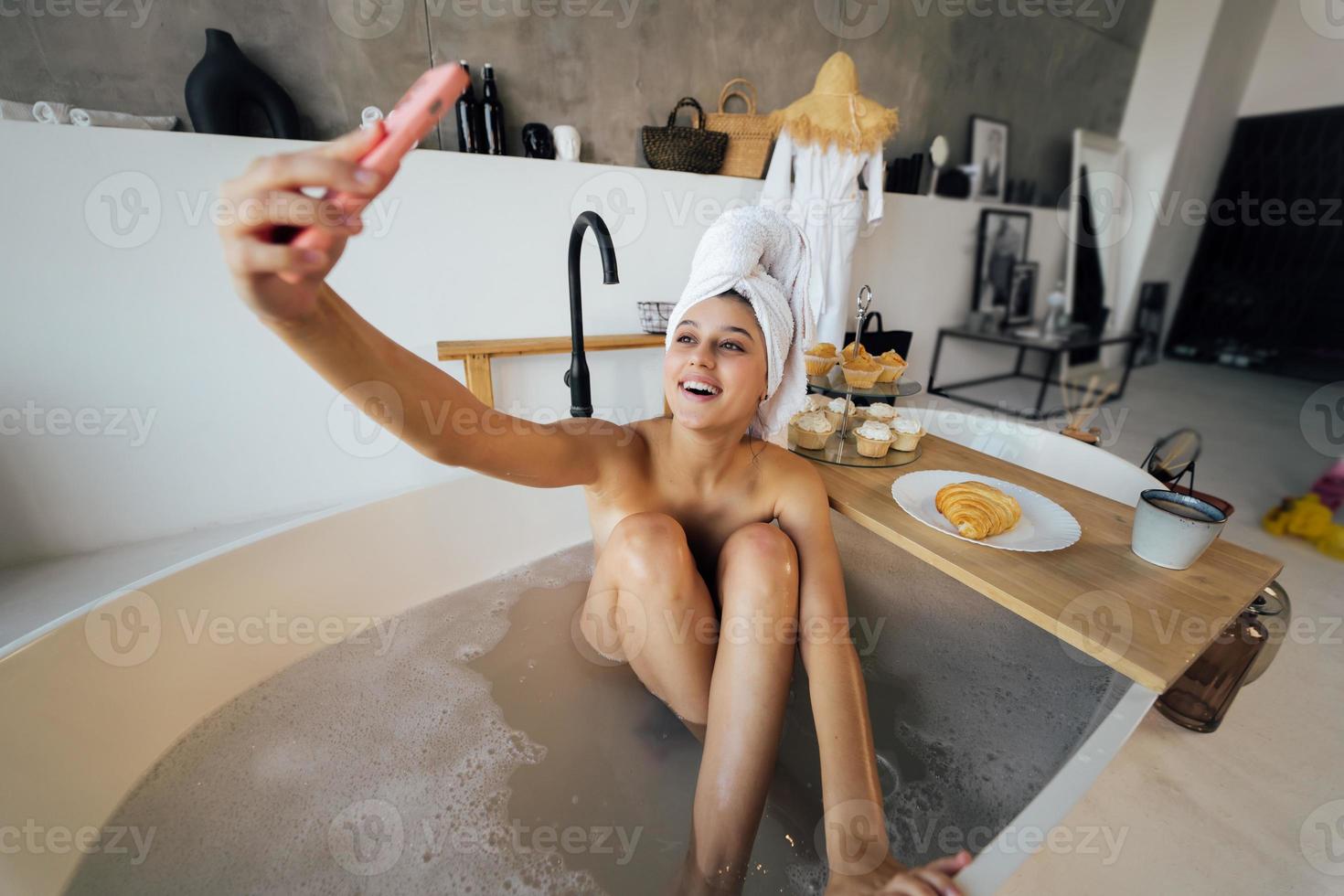 Brünette macht ihr sexy Foto beim Baden