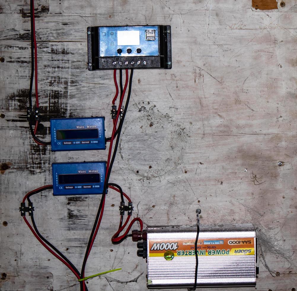 sidoarjo, jawa timur, indonesien, 2020 - solarpanel stromkreis foto