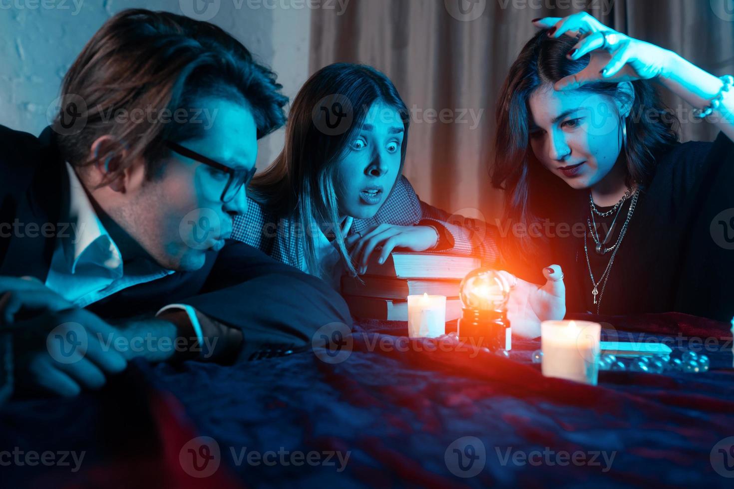 Gruppe von Menschen und Frau Wahrsagerin mit Kristallkugel foto