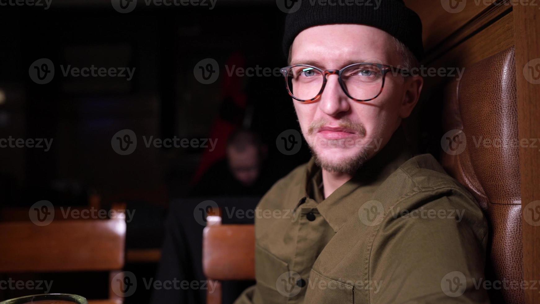 unglücklicher alleinstehender Mann, der Bier in der Bar oder Kneipe trinkt foto