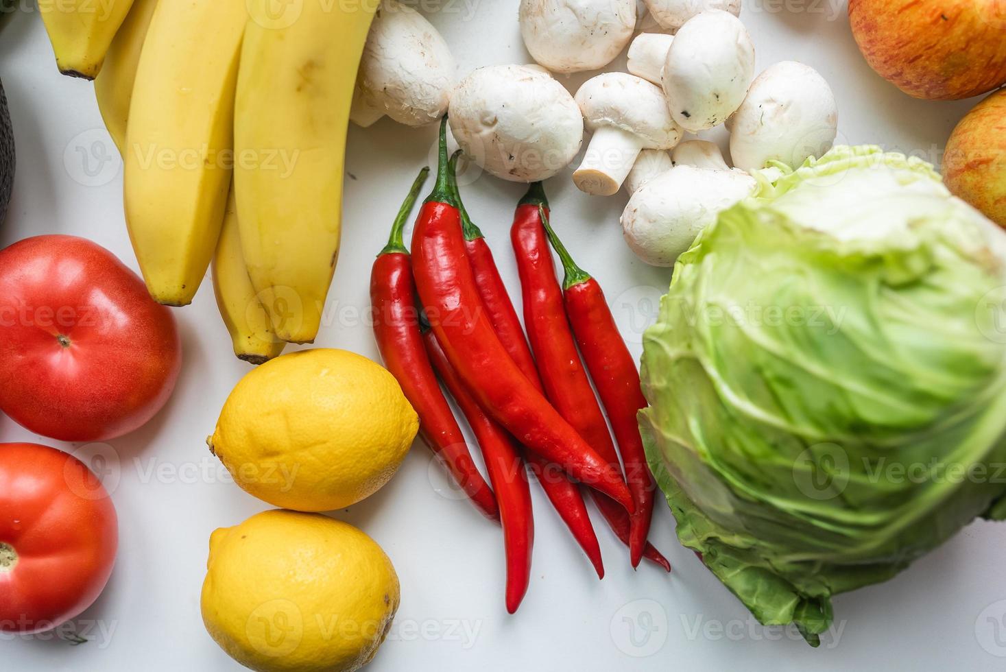 frisches gesundes gemüse für eine gesunde ernährung. gesundes lebensmittelkonzept foto