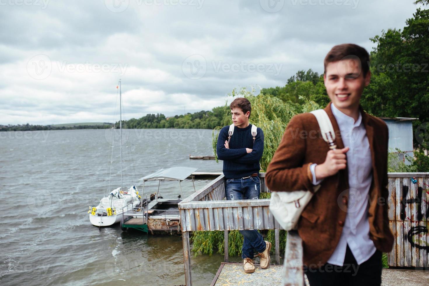 Zwei junge Leute stehen auf einem Pier foto