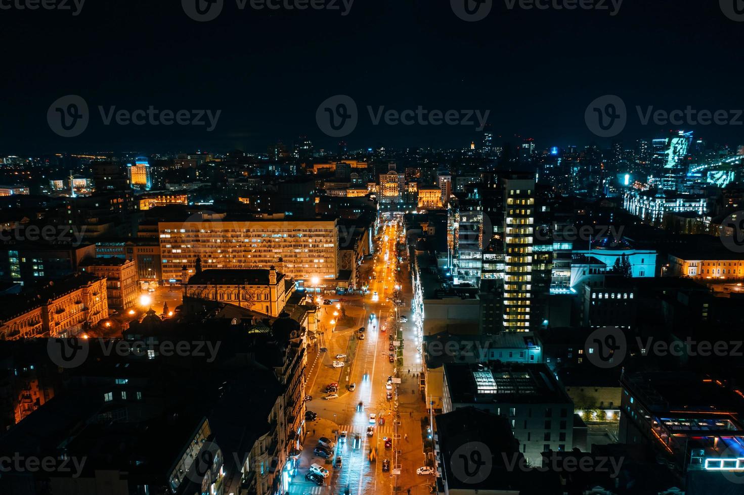 Luftbild aus großer Höhe der Stadt bei Nacht foto