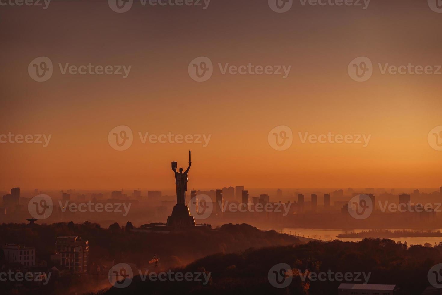 Mutter-Heimat-Denkmal bei Sonnenuntergang. in Kiew, Ukraine. foto